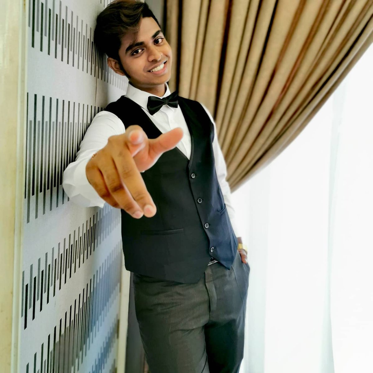 BuckSchillbn's tweet photo. Style is knowing who you are, what you want to say, and not giving a damn. https://t.co/bbiEef4doj