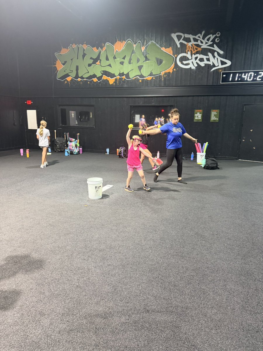 marina_roper's tweet photo. Had a great time volunteering at a beginner pitching clinic and working with the next generation of pitchers! 🥎💙 Loved getting the opportunity to give back to the game that has given me so much.

#SoftballRecruiting #Pitcher #ClassOf2028 #StudentAthlete https://t.co/Z2NSxPGrkf