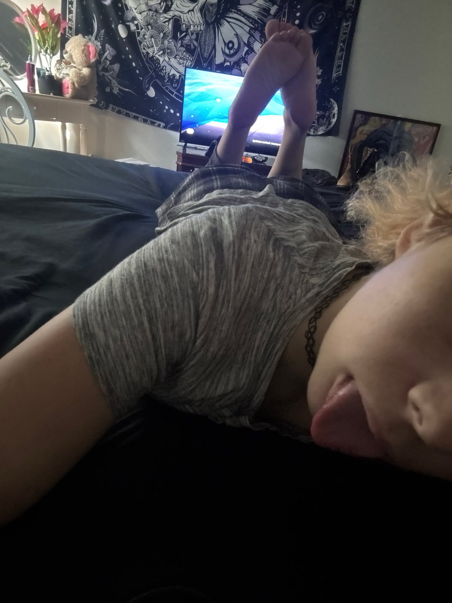 Goddesskitty71's tweet photo. So comfy 💋 https://t.co/bLAiVZIMrS