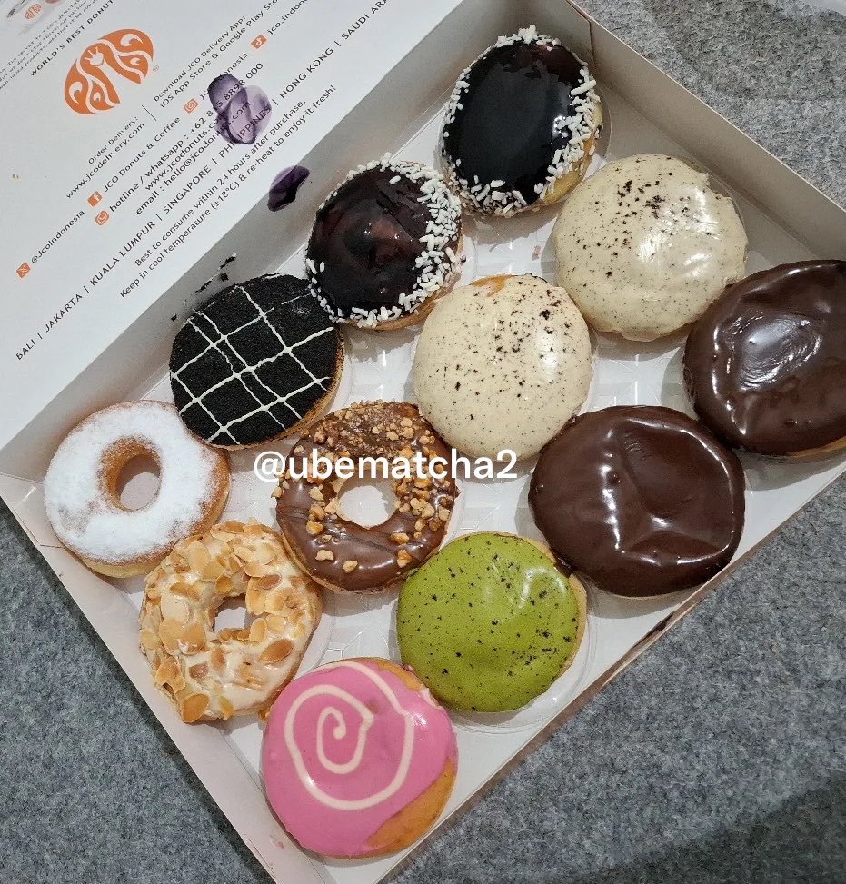 ubematcha2's tweet photo. Kalian mau pilih donat yang mana? asal jangan ambil matcha yaa🍩 https://t.co/tMVFCJH14Y