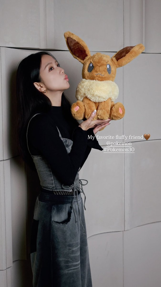 portalblackpink's tweet photo. Atualização da #JISOO (sooyaaa__) nos stories:

"Meu amigo fofinho favorito🤎"
"Eevee 🤎" https://t.co/nnFZuWmSl0