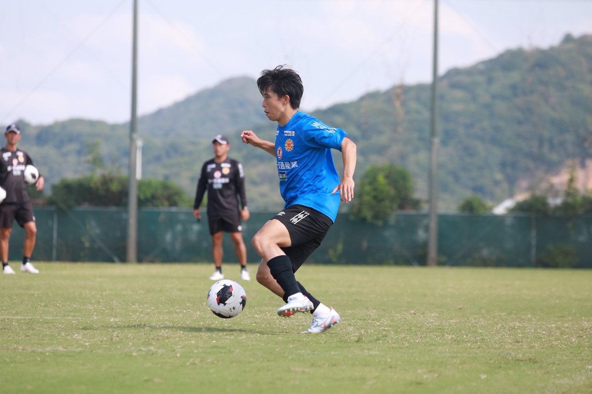 Giravanz_staff's tweet photo. 【今日の新門司🌊】
𝙏𝙍𝘼𝙄𝙉𝙄𝙉𝙂 𝙋𝙃𝙊𝙏𝙊📸

#原康介 選手が本日よりチームに合流しています！

新たに選手が加わり、チームはさらに前へ進みます。

#ギラヴァンツ北九州 https://t.co/Vnu3WYF2tA