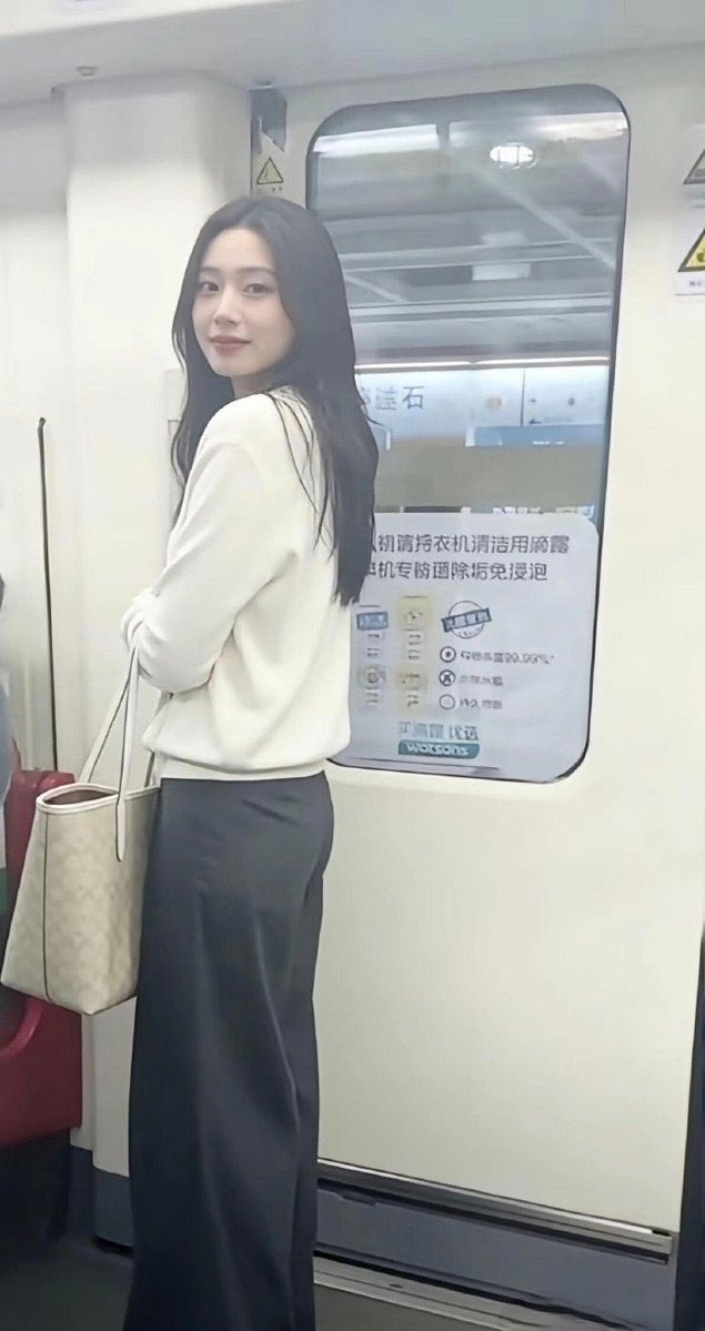 IescaP's tweet photo. 街上满眼都是这种裤子 真的看腻啦 丝滑感都没啦 https://t.co/UY7HhKOndZ