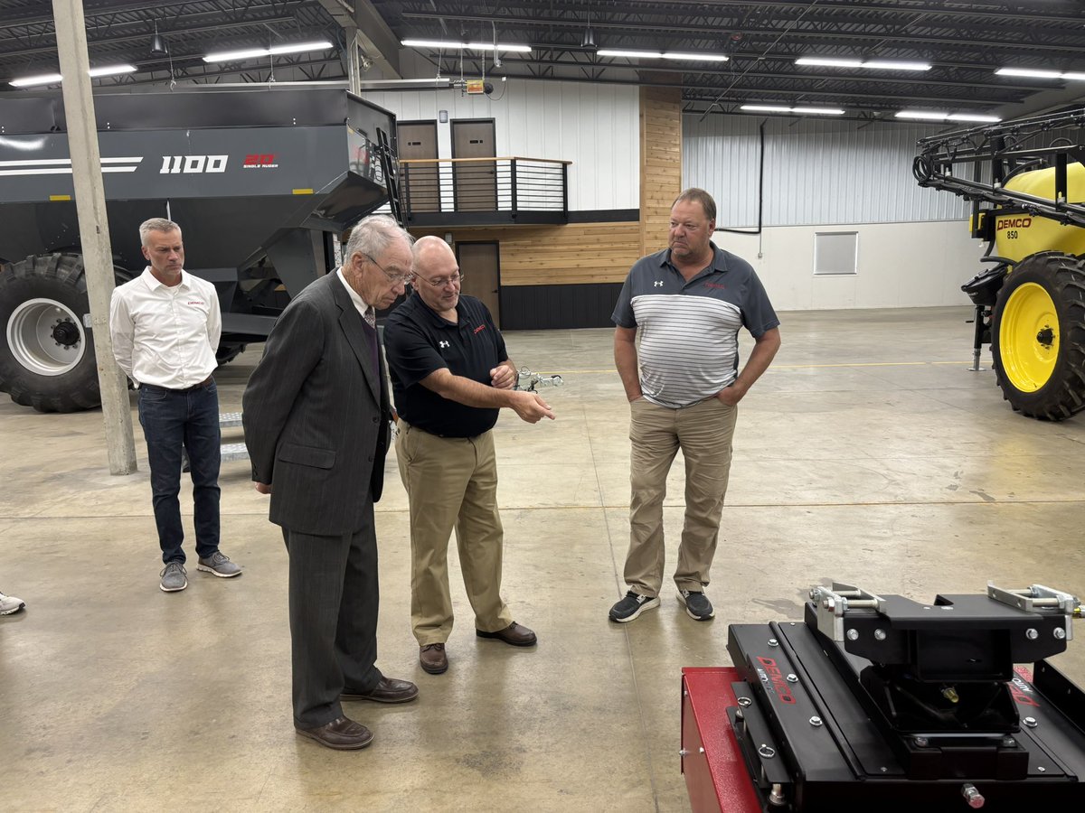 NewsCamelReal's tweet photo. Tour/Q&amp;A at Demco in Boyden issues: childcare Social Security reform awful dysfunctional Congress most ppl don’t trust Congress w too much partisanship

Also talked abt @MockBritt3 plan and vision for America nd touched on immigration free trade national debt etc @PoliGSim https://t.co/tvNc8VFpp5