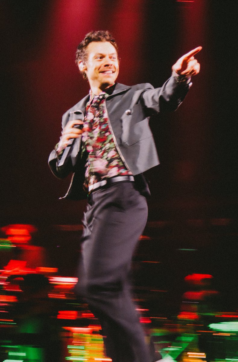 hsdtogethertour's tweet photo. Harry on stage at Madison Square Garden in New York City - September 16 (via @braceletladyy) https://t.co/mjIiXLxmgv