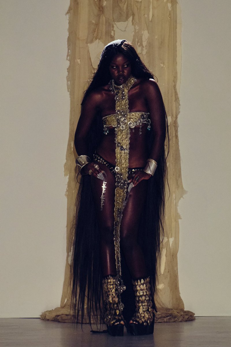 timidivy's tweet photo. had the honor of opening for Guvaunch one of my favorite designers🖤 https://t.co/MC01Sqrhnv