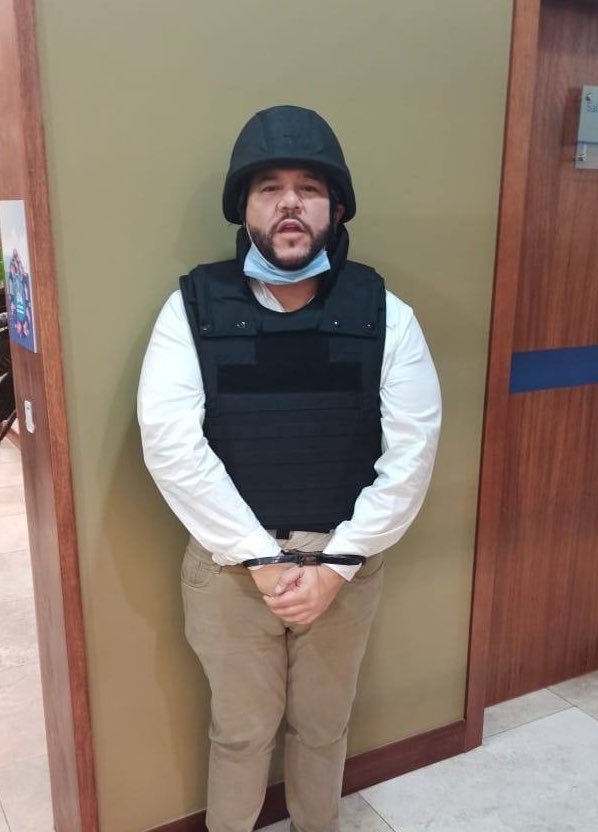 irreverentesecu's tweet photo. Presi @DanielNoboaOk si nos quieres dar un regalo de navidad solo te pedimos a estos dos rapados en la cárcel del encuentro, que te cuesta presi ??? https://t.co/myNvsSk0mS