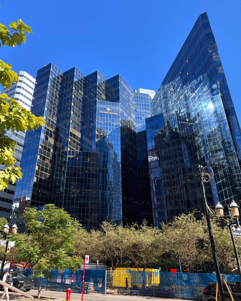 TaiNewubzt's tweet photo. Montreal is a beautiful city where old and new buildings stand side by side. Fully French-oriented, but fortunately English is spoken too. Tomorrow, Quebec is our next stop, also entirely French. https://t.co/8CKJ44VG3P