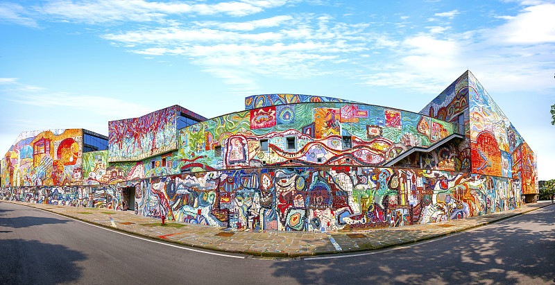 HuseyinSimlpmm's tweet photo. Immerse in brushstrokes and color bursts at today’s street art pop-up—every wall tells a story you can touch!， https://t.co/JdaoawtoEr