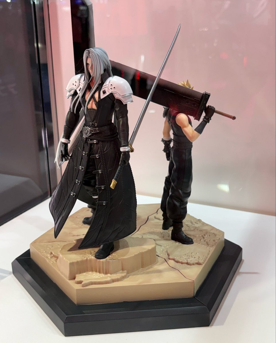 minato_777's tweet photo. 豪華版フィギュアのクラウドのかおが見えなくて...！
焦らすっ https://t.co/Uaow8JZz4Y