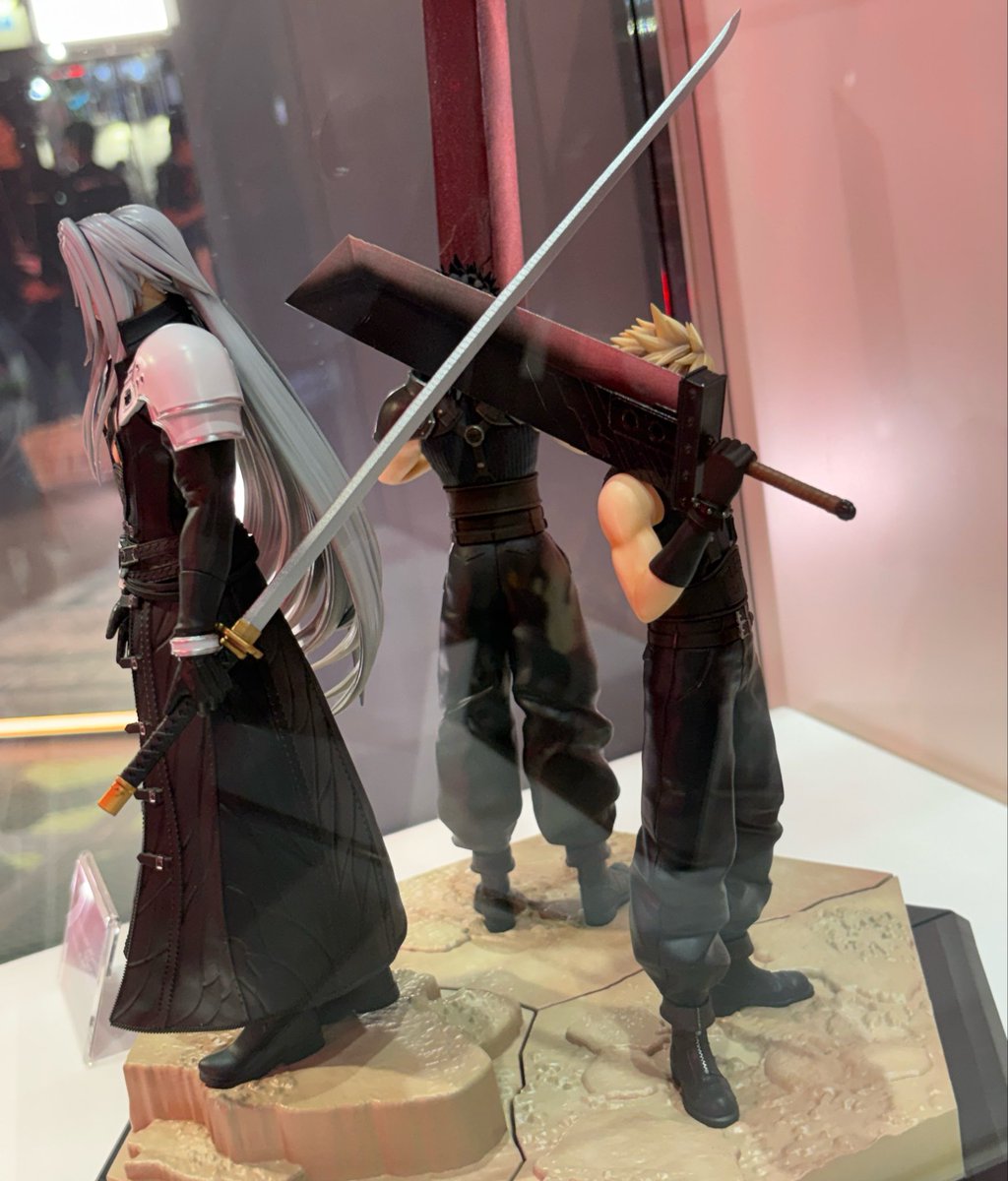 minato_777's tweet photo. 豪華版フィギュアのクラウドのかおが見えなくて...！
焦らすっ https://t.co/Uaow8JZz4Y