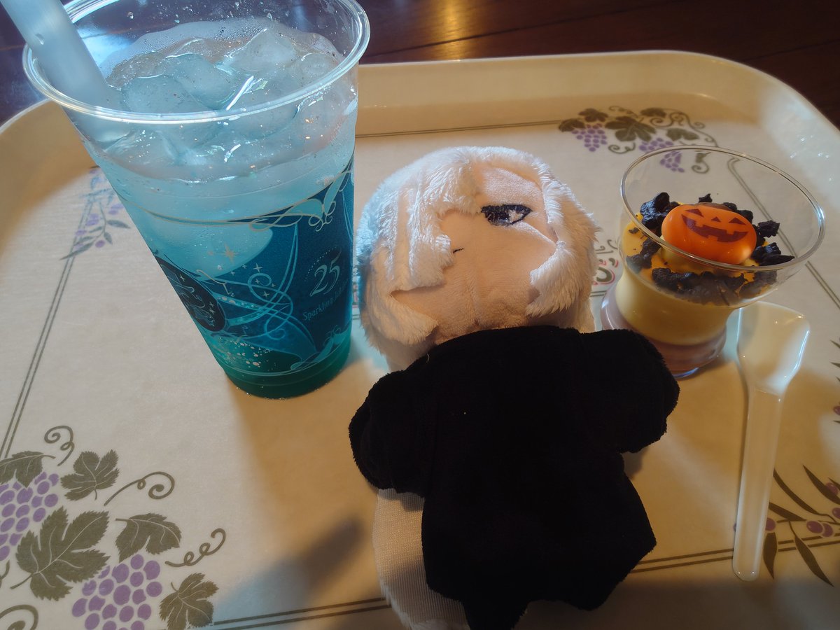 itaru2709's tweet photo. ぬいちゃん、スペシャルドリンクだって。きれいだね。 https://t.co/viAvuT8w5C
