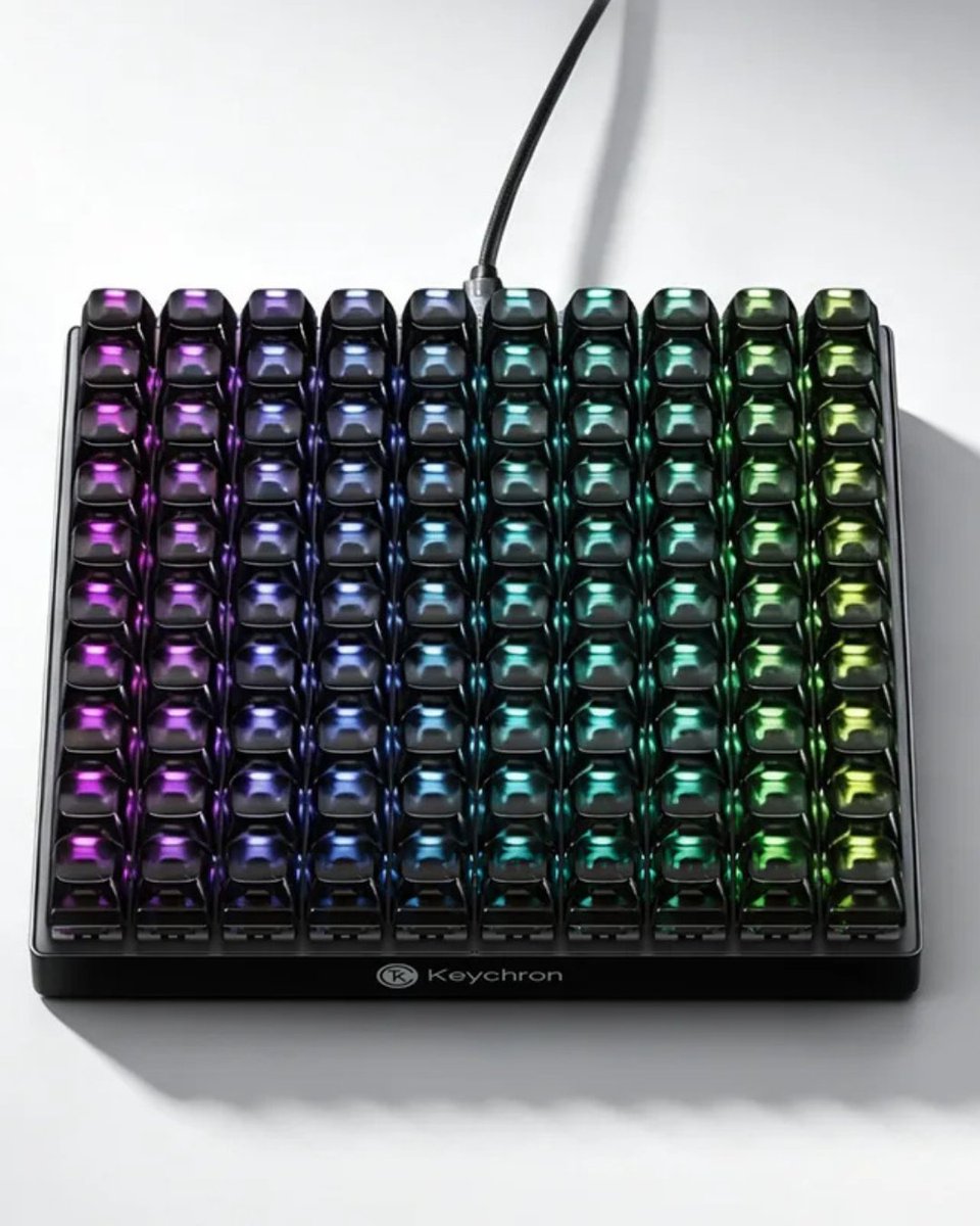 KeychronJP's tweet photo. 【新発売】Keychron C100 8K ジャイアント・カスタムマクロパッド

100個のキー、すべて未割り当てからスタート。キーマップの正解を決めるのは、あなたです。

◾️8,000Hzポーリングレート
◾️QMK / Keychron Launcher対応
◾️全キーホットスワップ
◾️透明ASAキーキャップ／ノースフェイシングRGB

11,875円（税込）／本日〈2026年9月17日〉発売
▼詳細はこちら
https://t.co/lnNa9enSs4

#Keychron #マクロパッド #自作キーボード