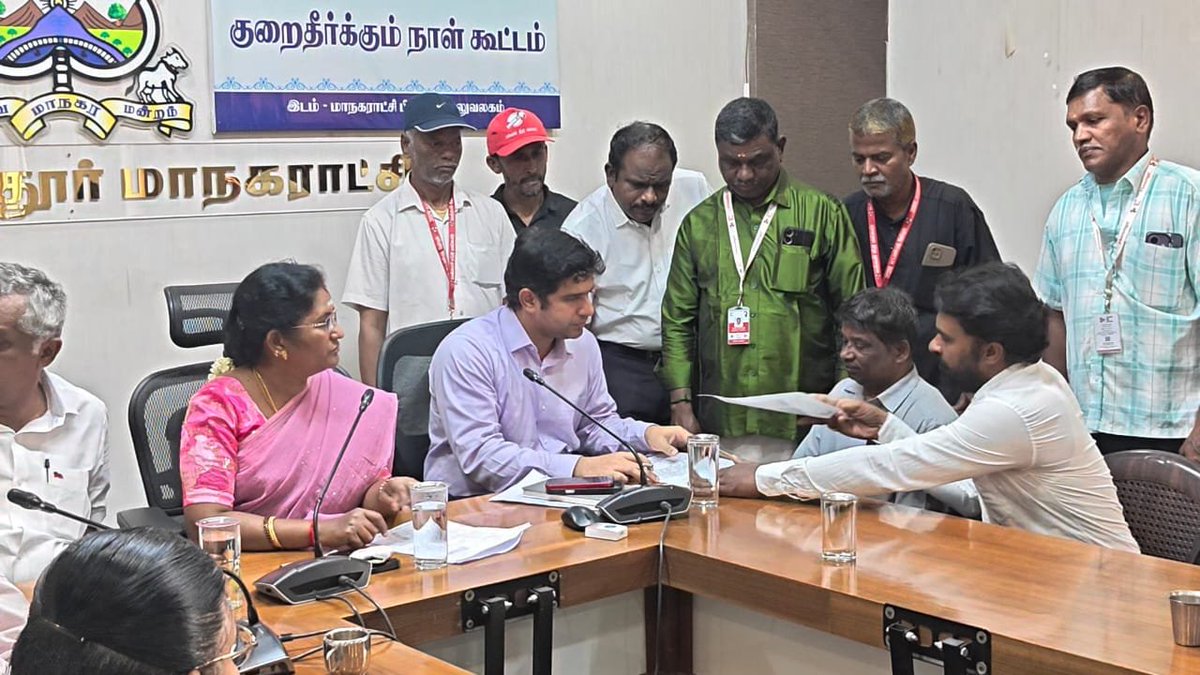 MaiamOfficialIT's tweet photo. கோவை மாநகராட்சி  அலுவலக வளாகத்தில் பொதுமக்கள் குறைதீர்க்கும் நாள் கூட்டத்தில் 

மக்கள் நீதி மய்யம் சிங்காநல்லூர் தொகுதி  60 வது வார்டு  உப்பிலிபாளையம்  அரசு ஆரம்ப சுகாதார நிலையம் அருகில் அமைந்துள்ள பொதுக்கழிப்பறை  சுகாதாரமின்மை மற்றும் நோய் பரப்பும் அபாயம் தொடர்பாக,

 மாவட்ட துணை  செயலாளர்  சிங்கை டாக்டர் அ.சௌந்தரராஜன்  தலைமையில் 

வட்ட செயலாளர்  ந. மதிவாணன் அவர்கள் கோரிக்கை மனு அளித்தனர் .
உடன் மய்ய நிர்வாகிகள் தொழிலாளர்  அணி மாவட்டத் துணை அமைப்பாளர் சிவசண்முகம், வட்ட செயலாளர்கள் மோகன், தேவராஜ்,சதாம் உசேன், கிளை  செயலாளர்கள் ஜெயிலபுதீன்,  நவாஸ், முகமது சாஹித் கலந்து கொண்டனர்.

#MakkalNeedhiMaiam #KamalHaasan
