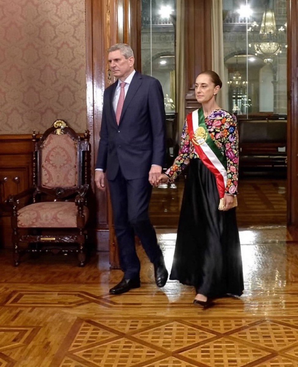 ryo_hermoso's tweet photo. Vamos con una encuestita queridos amigos. 🥳

QUE PAREJA PRESIDENCIAL PREFIEREN? 🤷🏼‍♀️

OBVIO YO CON EL JEFE 🫡 FELIPE CALDERÓN  @FelipeCalderon Y SU SEÑORA ESPOSA @Mzavalagc 👏👏👏

1 - FELIPE CALDERÓN Y ESPOSA 

2  - ENRIQUE PEÑA Y ESPOSA 

3 - SHEINBAUM Y “LARGO” TARRIBA 

     VOTEN 👇🙋🏼‍♀️