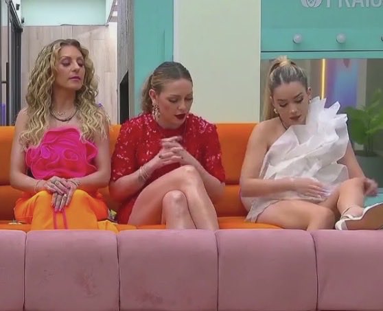coolandprettyy's tweet photo. La mirada de una víbora cuando ve a dos mujeres HERMOSAS 

#LaCasaDeLosFamososMx https://t.co/frf6C18Mp2
