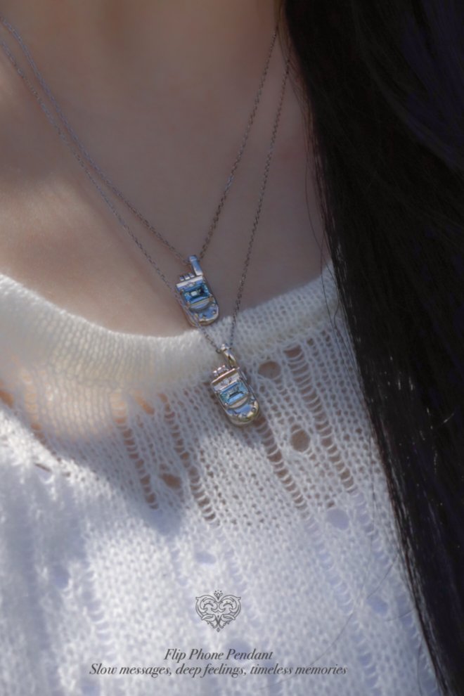 erta_jewelry's tweet photo. [#RT #rt이벤트]
📱rt+팔로워 한 분께 아래 제품을 제작해드려요!

어릴 적 추억을 다시 여는,<폴더폰 펜던트>
텀블벅 프로젝트에 공개 되었습니다!🎞❣️

위아래로 열리는 폴더폰의 재미있는 구조와
누구나 공감할 공포의 인터넷 버튼까지,
재미와 감성이 담긴 펜던트랍니다😆
https://t.co/ntVRTnKk1w https://t.co/gSJL1oqubL