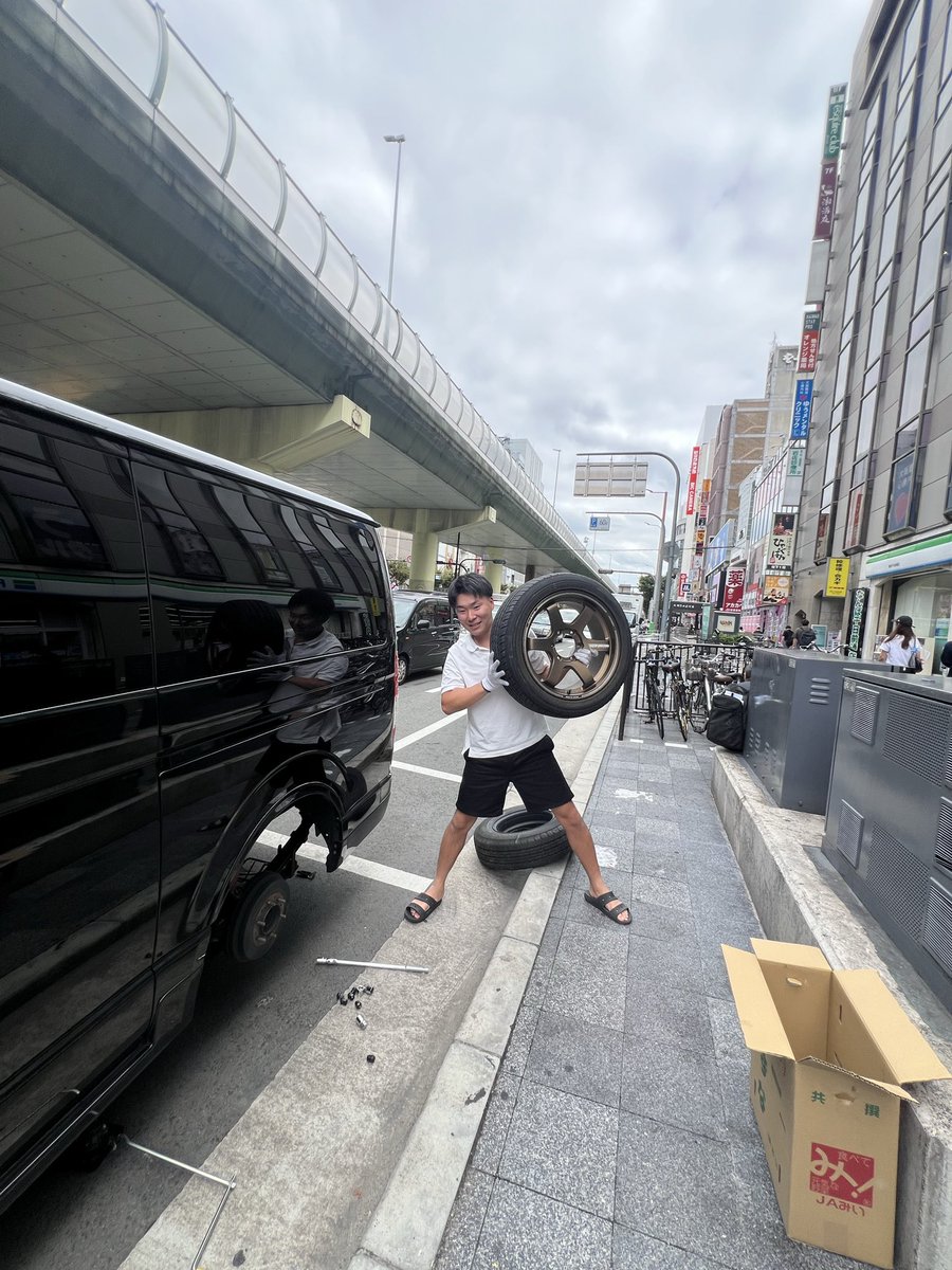green4645's tweet photo. パンクして難波の道端でタイヤ交換してるガイジおった https://t.co/IJirUylBAL