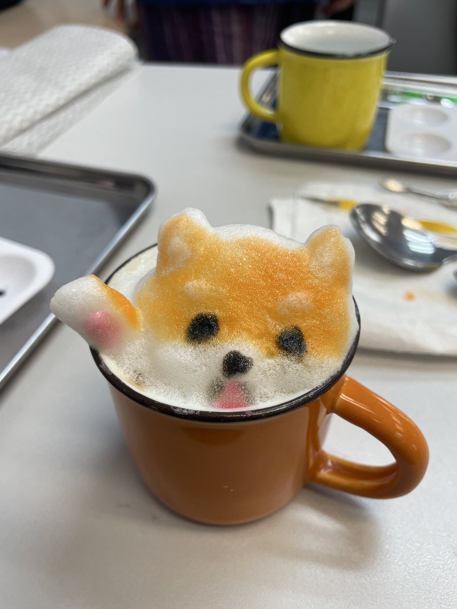 lemonpo's tweet photo. 之前貼了一些咖啡彩繪，今天就可以再貼點立體咖啡拉花上來了！
立體拉花就跟泥塑很接近，但是用奶泡塑形沒有想像中容易，
造型漂亮又要考慮推疊奶泡的狀態，造型要很短時間內決定好。所以大多數就留著白色算了🥲
但總算是有這幾個可以拿出來見人，算是學有所成���！
#咖啡拉花 #咖啡立體拉花 #咖啡彩繪 https://t.co/gLdbfLL3Em