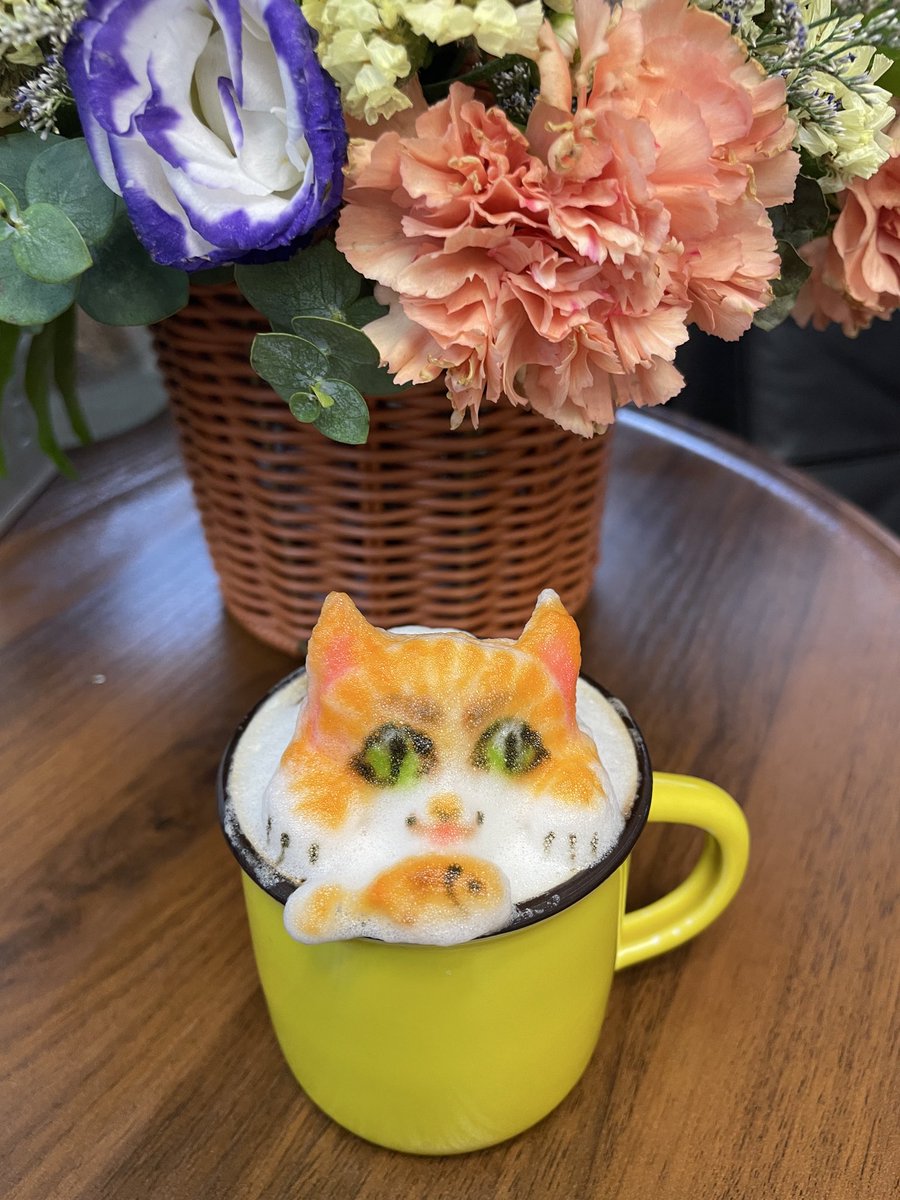 lemonpo's tweet photo. 之前貼了一些咖啡彩繪，今天就可以再貼點立體咖啡拉花上來了！
立體拉花就跟泥塑很接近，但是用奶泡塑形沒有想像中容易，
造型漂亮又要考慮推疊奶泡的狀態，造型要很短時間內決定好。所以大多數就留著白色算了🥲
但總算是有這幾個可以拿出來見人，算是學有所成���！
#咖啡拉花 #咖啡立體拉花 #咖啡彩繪 https://t.co/gLdbfLL3Em