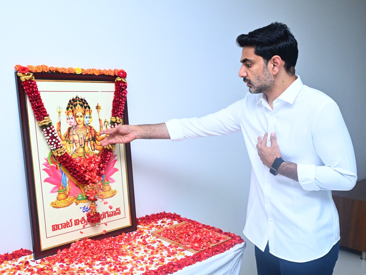naralokesh's tweet photo. విరాట్ విశ్వకర్మ జయంతి సందర్భంగా భగవాన్ విశ్వకర్మ చిత్రపటానికి పుష్పాంజలి ఘటించాను. సమాజ నిర్మాణంలో కీలక పాత్ర పోషిస్తూ, తమ నైపుణ్యంతో అద్భుతాలు సృష్టిస్తున్న శిల్పులు, చేతివృత్తుల కళాకారులు, కార్మిక సోదరులందరికీ విశ్వకర్మ జయంతి శుభాకాంక్షలు. https://t.co/0lNUEEFX9T