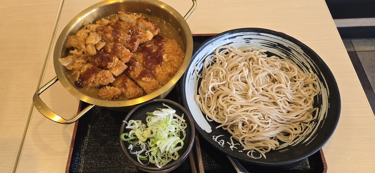 1081kcal's tweet photo. 昼食
ゆで太郎
倍盛鍋カツカレーセット https://t.co/cEcA4oCYsl