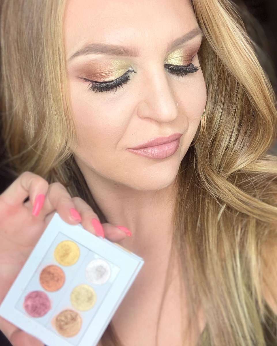 RigobertoFlrt's tweet photo. It’s hereeeeeeeeee💃💃... Let me introduce to you our new shadow palette, molten metallics! ! ! ! Ahhhhh!.. # https://t.co/PoVNjsXj2T