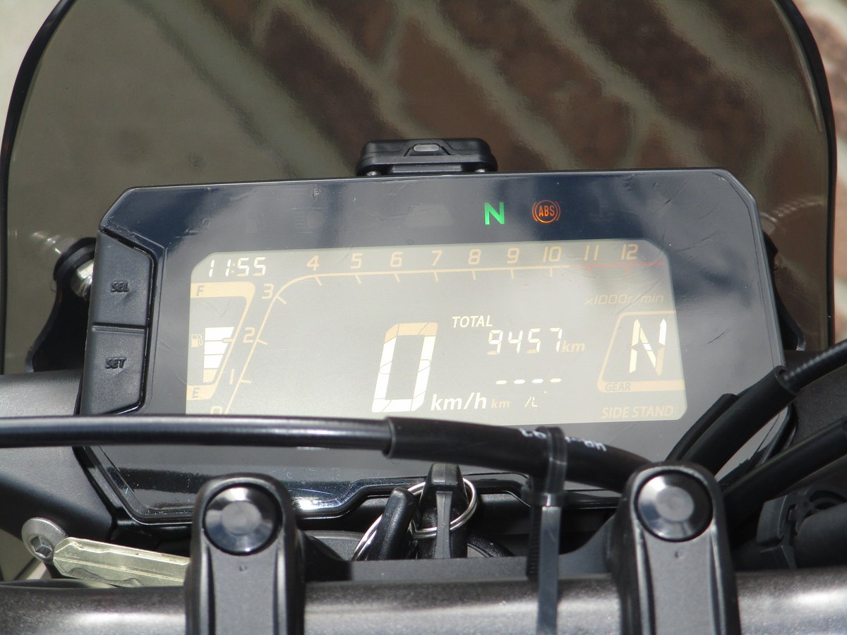 ACkariya's tweet photo. 【中古車入荷情報】
2023年モデル ホンダ CB250R
走行距離9457km 車両本体価格(税込)41万2500円
ETC、エンデュランスタンデムグリップ付きリアキャリア、エンデュランスメーターバイザーセット(クリア)、ヘルメットロック、スライダー、ハンドルアップスペーサーなど装着しています。
#CB250R #MC52 https://t.co/aFmnwodwun