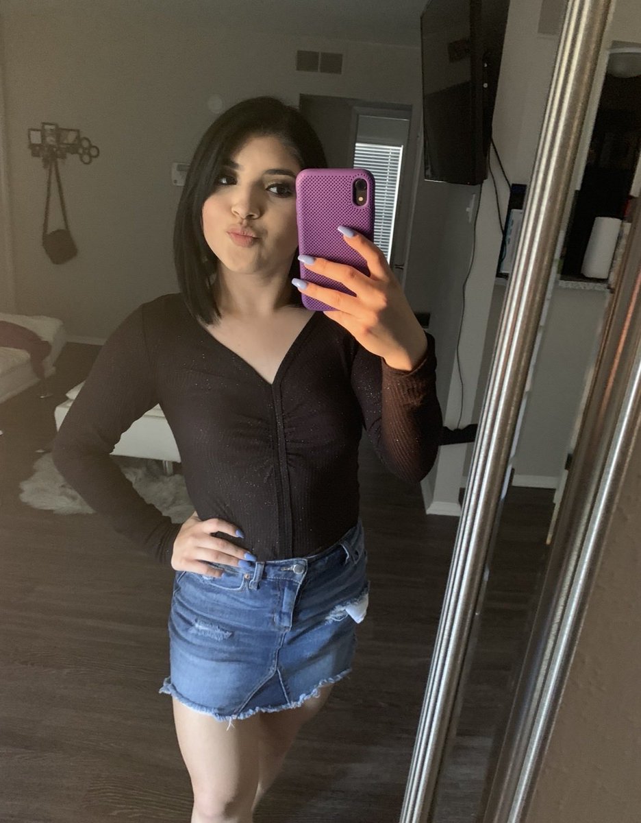 Karla_kattt's tweet photo. Proof there’s actually a girl attached to those feet 😂🎀✨🦋🐱
More of my content ↓
https://t.co/gsfuDH7HuJ

Want something a little more personal? I also create custom feet content ✨ DM me with your request
#FanslyCreator #ContentCreator #PetiteGirl #Brunette #FootModel #FeetContent