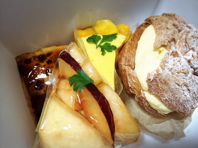 azumanetcojp's tweet photo. おはようございます！朝の東大阪は晴れ☀️

タルト専門店で4つ買ってしまいました🍰
ショーケースの中って何故あんなに魅力的なのか...
皆様の好きなケーキぜひ教えてください❤

本日もよろしくお願いいたします☺️
#企業公式相互フォロー #企業公式が毎朝地元の天気を言い合う #企業公式つぶやき部 https://t.co/NkjXhJ2Jle
