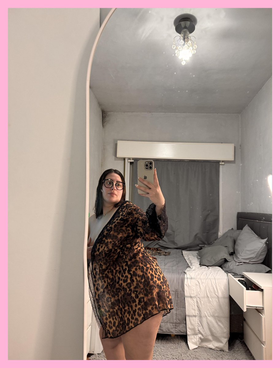 Screen0n1t's tweet photo. Be honest… would you kiss me everywhere? 😋 https://t.co/crXCemt9e3