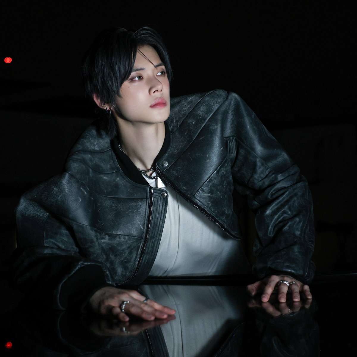 miirrormaze's tweet photo. para mi este siempre sera mi look favorito...o almenos top 3, el pelo negro azulado medio larguito atras, la chaqueta, el maquillaje de los ojos...todo LO FUE TODOOO https://t.co/hKo9FPaU7m