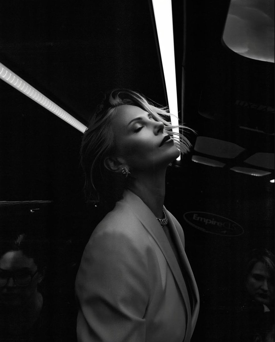 charliize_afric's tweet photo. Let the moment speak for itself. 🖤

#CharlizeTheron #CharlizeAfrica #CTAOP #FYP #Fyp #USA #NYC #Charlizefans #Charlizeusa #America #Theodysseymovie https://t.co/4yyVmIifvI