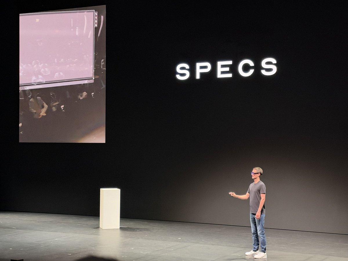 Melinda_DS's tweet photo. La partie casse-gueule par excellence: les démos live. Evan Spiegel se lance pour montrer la fluidité et l’efficacité des #Specs. L’assistant vocal se fait timide, mais pour le reste, ça fonctionne pour les photos, les appels, lancer YouTube ou faire du shopping/amener un sauna. https://t.co/nWqua4m2Ke
