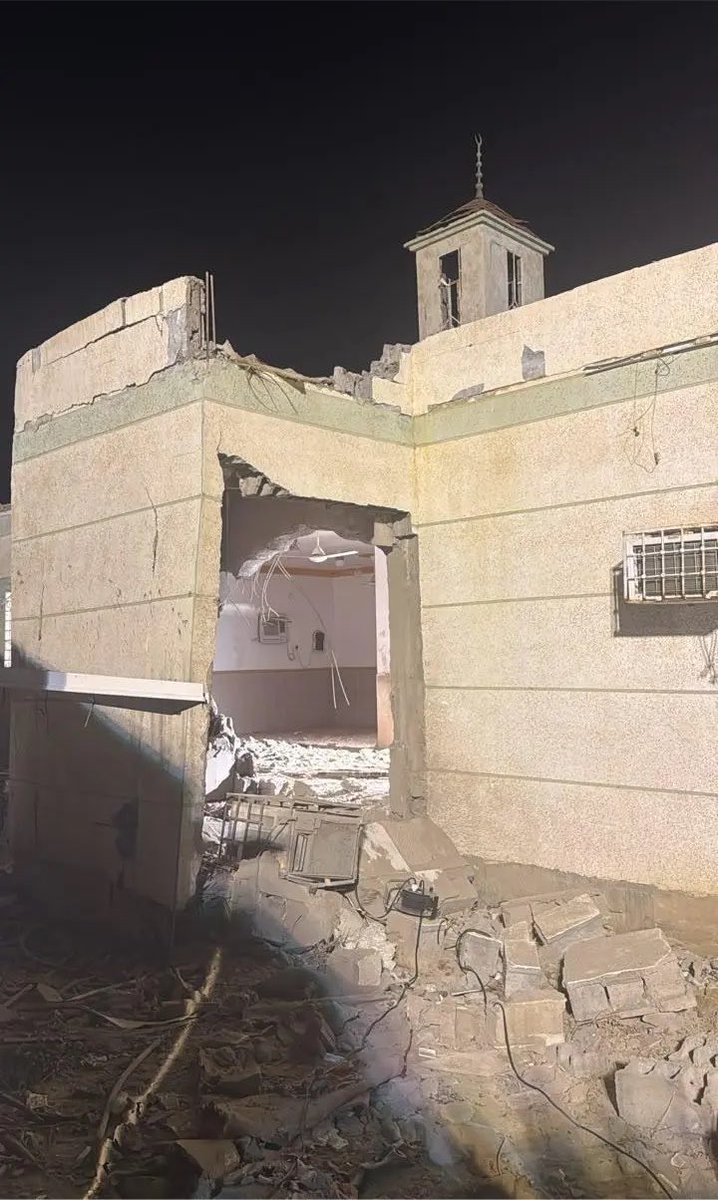 Rocke1110's tweet photo. الحوثي استفز مشاعر المسلمين وتجاوز كل الخطوط الحمراء!

جماعة جعلت مساجد اليمن ساحات للرقص والتخزين، واستهدفت مسجدًا في جازان، 
واليوم تستهدف الحرمين الشريفين!

الحوثي لا يمثل الإسلام ولا المسلمين، واعتداؤه على بيوت الله لن يمر مرور الكرام.
#الحوثي_يستهدف_قبله_المسلمين https://t.co/7jxxyaHIHp