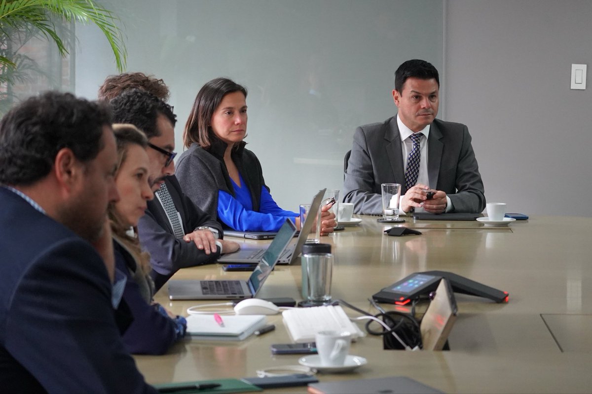 Finagro's tweet photo. El equipo de Finagro, junto al viceministro de Asuntos Agropecuarios, Arturo Dajud, revisó alternativas para profundizar el acceso al crédito agropecuario💰mediante soluciones Fintech.

El objetivo es aprovechar la innovación financiera y la tecnología para facilitar el acceso al financiamiento💵, ampliar la cobertura y llegar a más productores🚜, especialmente en territorios donde persisten brechas de inclusión financiera. #CampoMilagro🇨🇴
