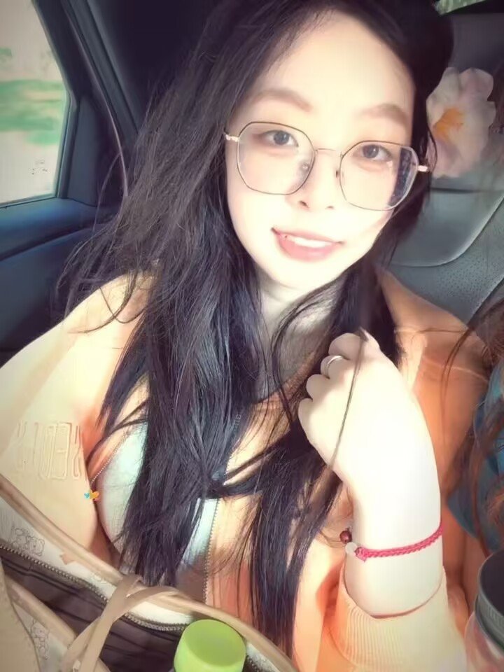 Minglin_z's tweet photo. 秋风起，橘子色更甜 🍊🍂
#秋日穿搭 #ootd #日常 #出片了 #橘子色 #girlswithglasses #aesthetic #autumnvibes #街拍 https://t.co/wZghq4r9IP