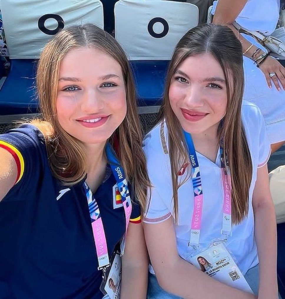 Leonor21331's tweet photo. Me and my sister 😅💞 https://t.co/5ZYTGKMy2v