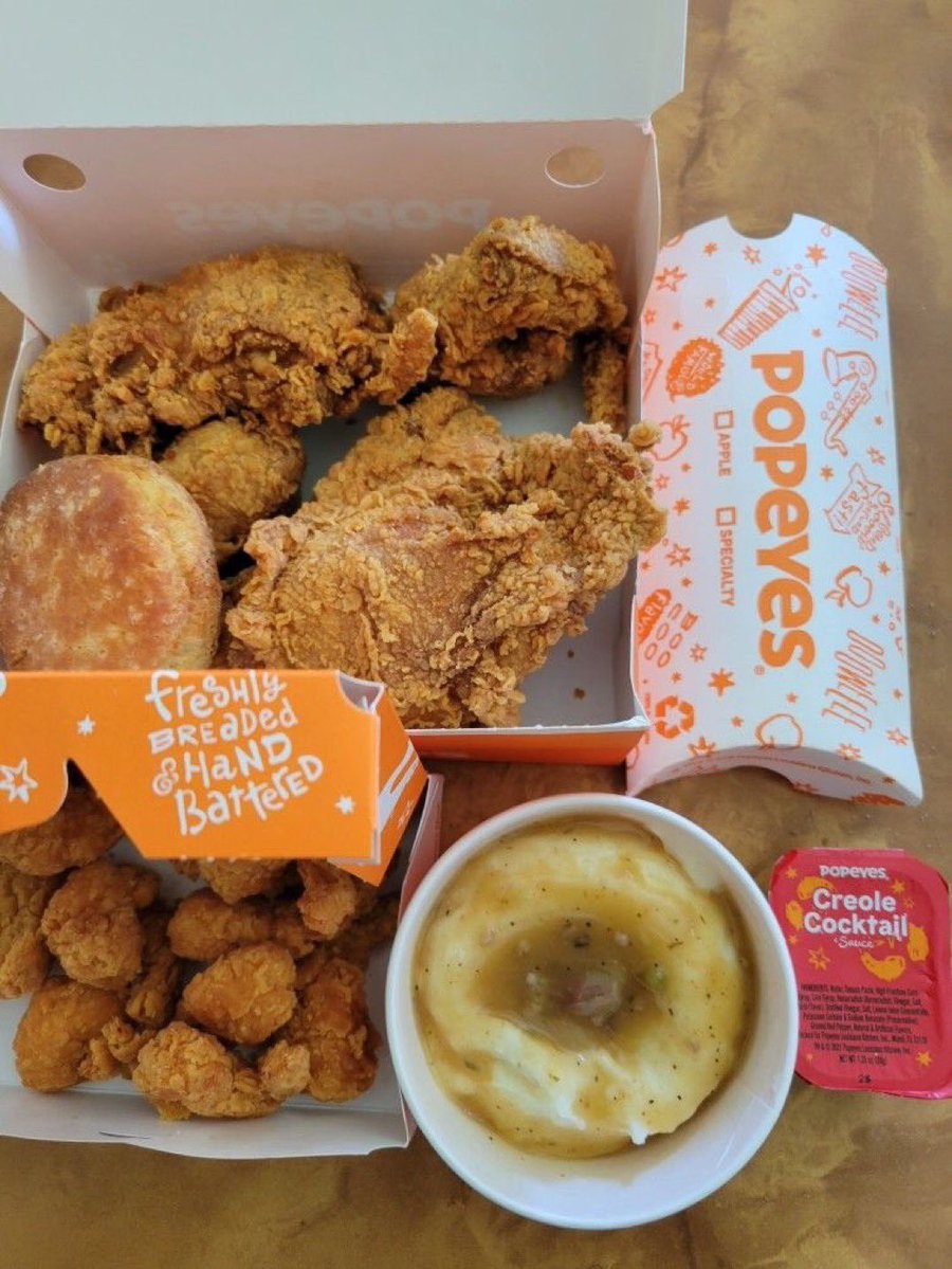 1keezybaby's tweet photo. Popeyes or Raising Canes? https://t.co/GJzeLgzU57