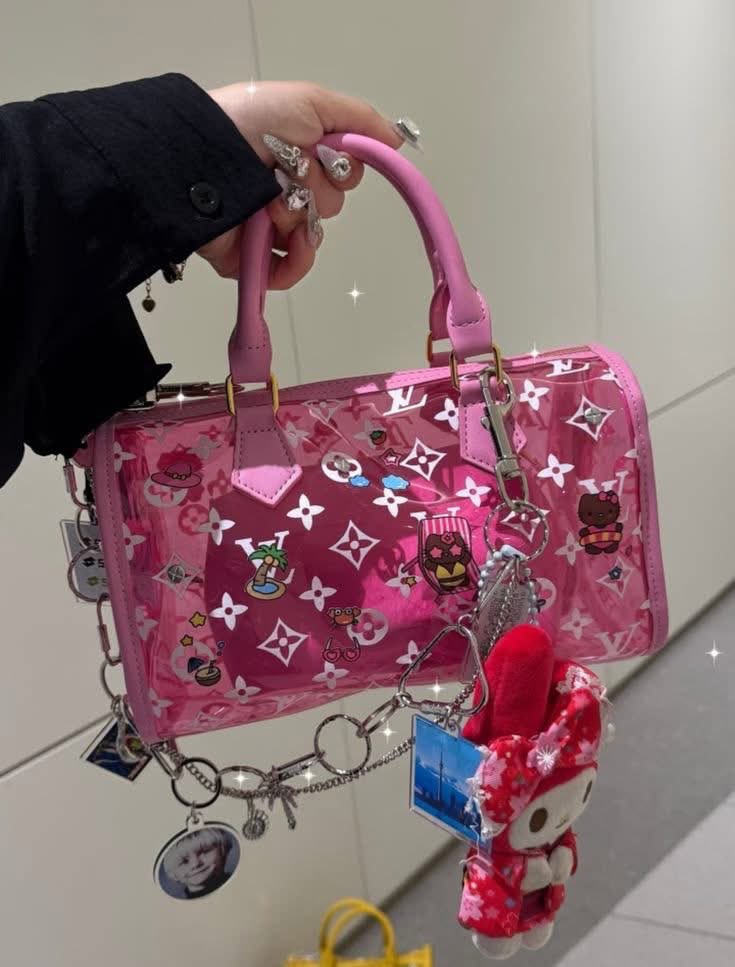 layxsnv's tweet photo. I love me a big bag with pretty charms 🎀👛✨ https://t.co/xMrKbPcHF2