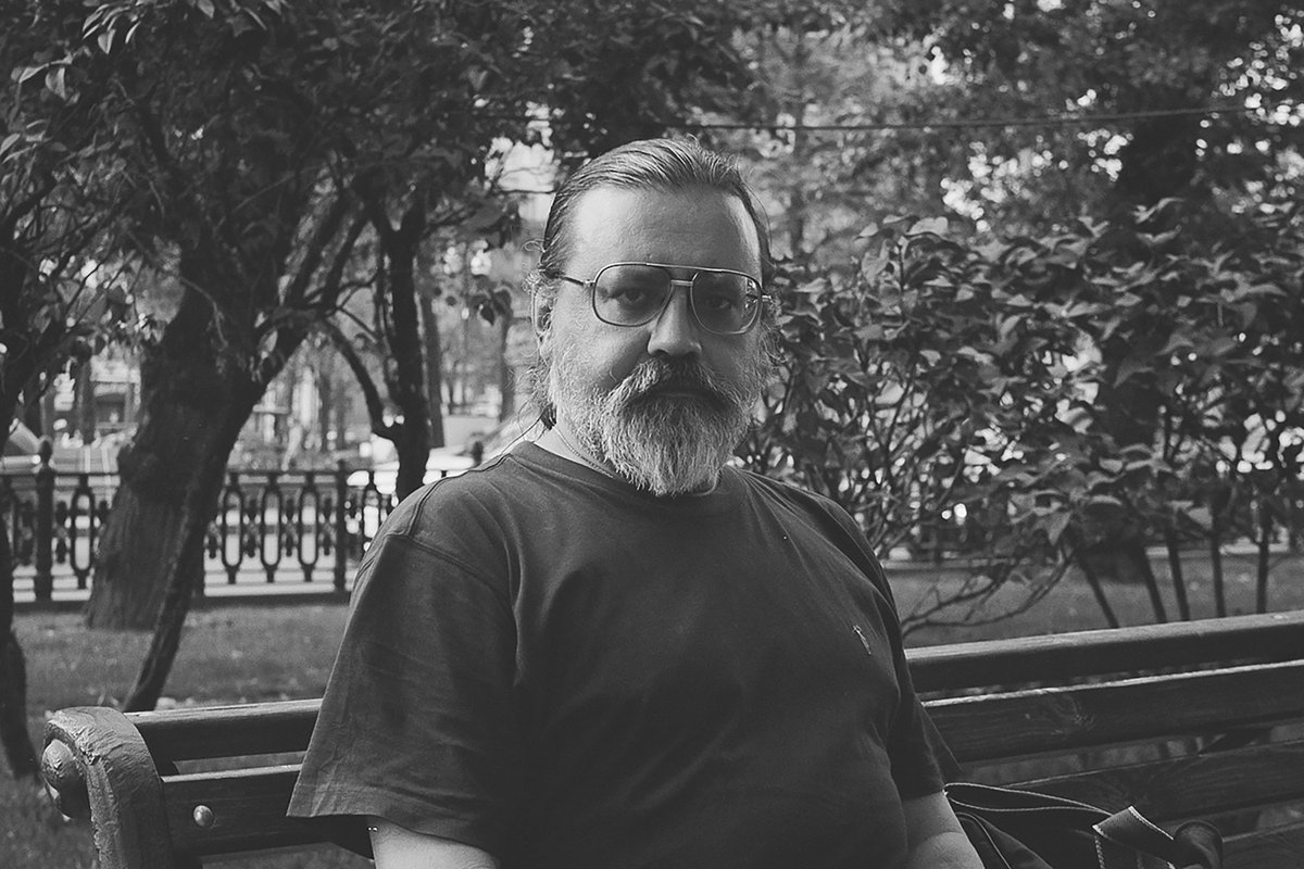 ABBSound's tweet photo. “Vertical split, or Noir of the era of developed lull” (Ilford XP2 400 Super)
Half a face in shadow,
The director counts cartridges.
Autumn on the boulevard.
#FilmPortrait #FilmPhotography #BWFilm #IlfordXP2 #BlackAndWhite #Monochrome #StreetPortrait #35mm #Zorki4 #ClassicMono https://t.co/7MH4B3OeFY