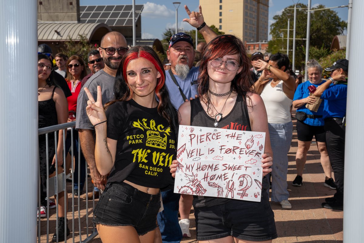 Alamodome's tweet photo. 🎸 GUNS N' ROSES FANS HAVE ENTERED THE ALAMODOME 🎸

#gunsnroses #sanantonio #alamodome https://t.co/n1hgTCZd1u