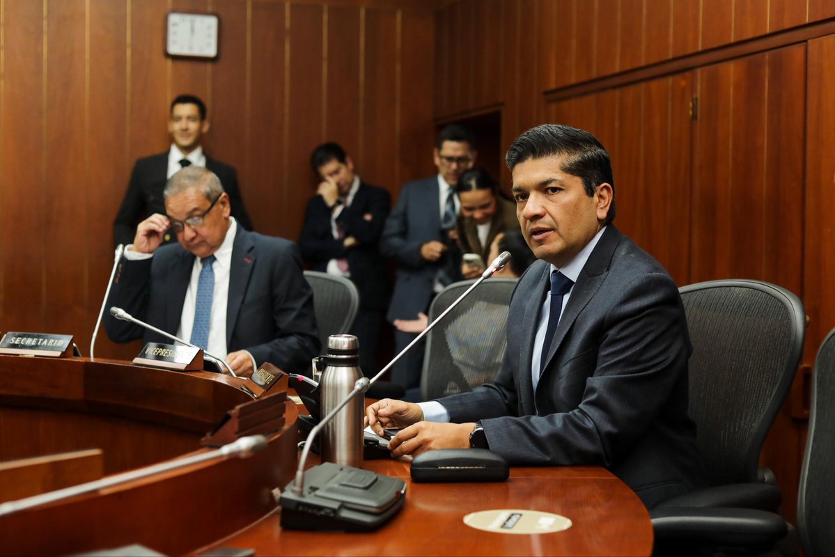 carlos_guevara's tweet photo. En debate de control político a MinCiencias desde la Comisión Sexta, pusimos la lupa sobre 3 temas urgentes:  

🔙 Del gobierno anterior, cuestionamos el alarmante 93% de regalías que dejaron sin ejecutar, además de los graves vicios e incumplimientos en la convocatoria de Inteligencia Artificial por $630.000 millones con InterNexa.  
🔜 Solicitamos celeridad para destrabar los beneficios tributarios. Es urgente dar garantías a las más de 700 empresas en el limbo y proteger de inmediato los ingresos de nuestras investigadoras.  

¡La ciencia en Colombia necesita menos trabas y más ejecución! 🇨🇴🔬