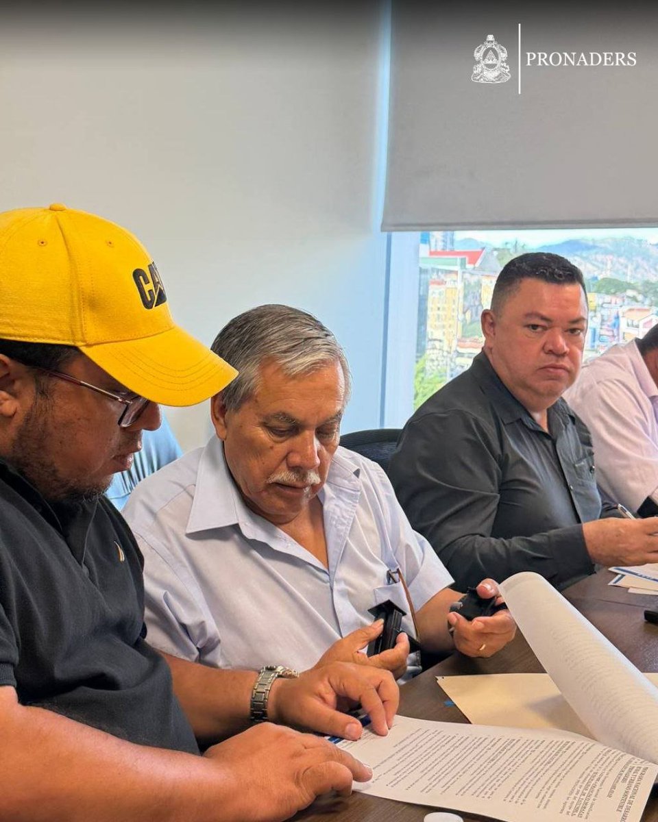 pronaders_hn's tweet photo. 📍 Francisco Morazán.
💧🤝 El desarrollo y el acceso al agua potable van de la mano. El ministro director de #PRONADERS, Edgardo Martínez, firmó convenios con los alcaldes de Valle de Ángeles, Lepaterique, Tatumbla, Ojojona, Villa de San Francisco, San Antonio de Oriente. https://t.co/6y5nNmw93Z