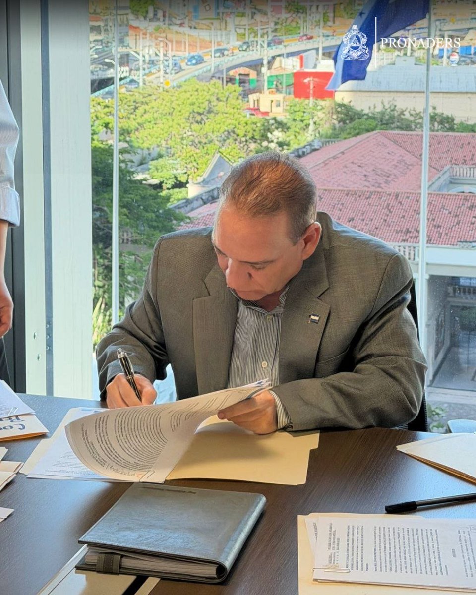 pronaders_hn's tweet photo. 📍 Francisco Morazán.
💧🤝 El desarrollo y el acceso al agua potable van de la mano. El ministro director de #PRONADERS, Edgardo Martínez, firmó convenios con los alcaldes de Valle de Ángeles, Lepaterique, Tatumbla, Ojojona, Villa de San Francisco, San Antonio de Oriente. https://t.co/6y5nNmw93Z