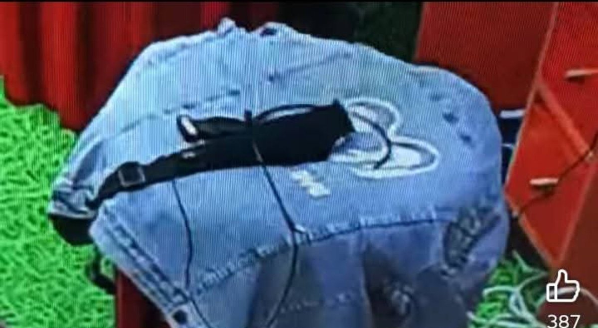 LaChismosa247's tweet photo. Durante el programa de hoy van a amonestar a María por quitarse el micrófono… pero Manelyk también se lo quitó hoy para viborear con Azalia. 🤨

¿Será que con la favorita de la producción se hacen de la vista gorda?

 #LaGranjaVIPMX 
#LaGranjaVIP https://t.co/1RhfsSqPdT