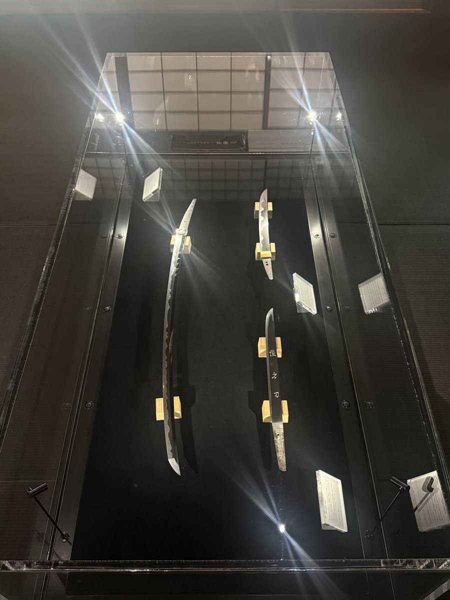 kuwanasousha's tweet photo. 桑名宗社　眺憩楼〜村正ミュージアム〜の展示物が変更されました。
①宝刀村正写し（三﨑大明神）
②脇差　勢州桑名之住勝吉作
③脇差　桑名住義専斎三品廣道

皆様ぜひご覧ください。

毎日10時〜15時まで
入場無料
社務所にて受付
素足の方は入場できません
神社都合により閉館の可能性あります https://t.co/HK3F2LVFQZ