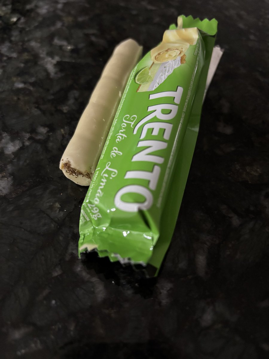 lleozt's tweet photo. e eu que fui comer um trento e tava cheio dessas bolinhas, @Trentooficial_ oque é isso? https://t.co/u2ieqhRCYc