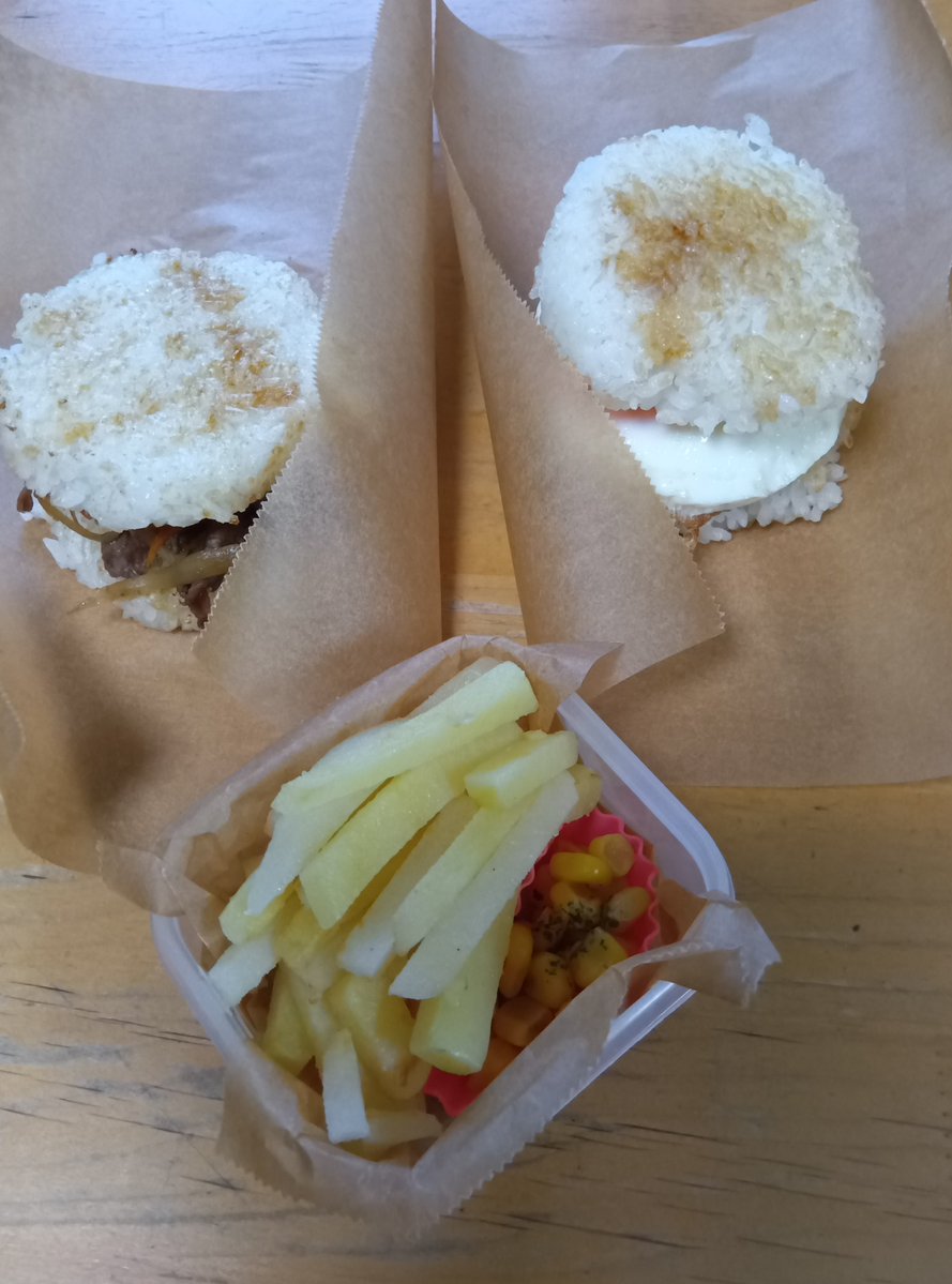 TFA_Kousuke's tweet photo. 今日はかわいくたべちゃう!の日
キュー(9)トな(17)から
美味しそうに食べる姿はキュート
キュンと本日の　#お弁当
#飯バーガー(月見、焼肉)
#ポテト
#コーン
子ども月見バーガー食べたいと言うので
卵は豊富な栄養をバランスよく含みからだを潤し乾きを癒してくれる
子どもかわいく食べてくれるかな https://t.co/oumRkohsTu