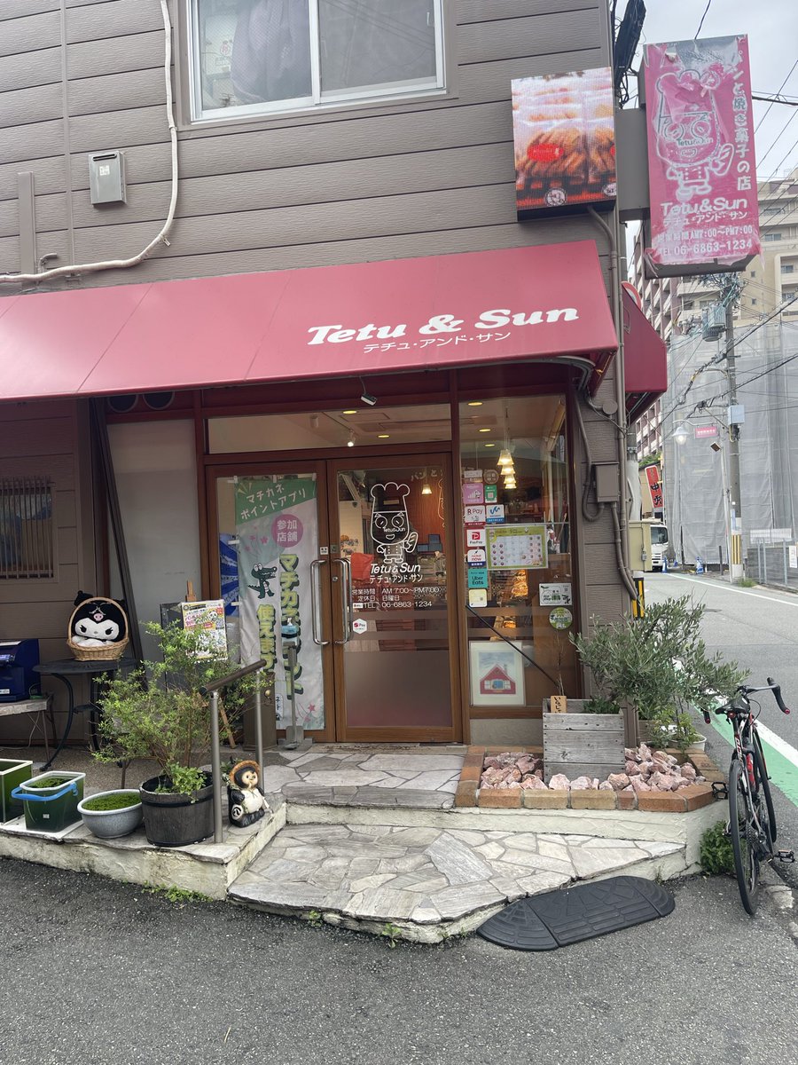 chara062's tweet photo. 「びしょ濡れ上等！54Tメリダで限界トレーニング」

本日は、いつものトレーニング！

「昼からは晴れるだろう」と信じて、外へ走りに行きます。

最近は雨でもあまり気にしなくなってきました。
自転車はめちゃくちゃ汚れますけど😭

とりあえず家の前は降っていないのでスタート！

本日の相棒はメリダ。

今回はフロントのチェーンリングを54T／40Tに変更しました。
メーカーいわく、フロントディレイラーの許容範囲は52Tまで。

「54Tでもちゃんと走れるかな？」

そんなことを考えながら出発します。

トレーニングを兼ねて、マシンのセッティングを試すのも自転車の楽しみのひとつです😆

走りながら少しずつ微調整。
フィーリングはかなりいい感じ！

54Tにしてギアは重たくなったはずですが、カーボンクランクとの相性がいいのか、そこまで重さを感じず軽く回せます。

これがカーボンクランクの良さなんですかね🤔

そんな感じで気持ちよく走っていると……

お昼前、めっちゃ雨降ってきた☔️😭

一瞬心が折れかけましたが、最近メンタルが強くなりすぎたのか、そのまま雨の中を走り続けます（笑）

用事を済ませて、いざ帰宅。

サイクルジャージはびしょびしょ。

それでも体温とウィンドブレーカーのおかげか、少しずつ乾き始めました。

そして帰り道は、チートアイテムのアミノバイタルゴールド投入！

テンション＆アドレナリンMAX🔥

思ったより脚も軽い。

「これ、いけるんじゃない？」

ということで、帰りは急きょタイムアタック開始！

帰り道は坂が多く、いつもなら2時間ぐらいかかるところを全開で走ります。

結果……

約1時間40分で帰宅！

20分ほど短縮できました😆

雨でびしょ濡れになった自転車と服を片付け、ご飯を食べたところで……

秒で意識飛びました（笑）

そして目を覚ますと、もう仕事に行く時間😭

トレーニングして、雨に打たれて、最後はタイムアタック。

本日もなかなか濃い一日でした。

さぁ、仕事も頑張ります💪

#MARIDA #REACTO #ELITEWHEELS #Drive #65v #WheelTop #EDS #AGILEST #AGXERO #サイクリング #ロードバイク #ダイエット #筋トレ #ボディーメイク #減量